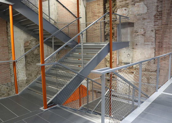 Fabrication adaptée aux besoins du client d'escalier de solides solubles 316 avec la maille de corde d'olive 2,0 millimètres de fil