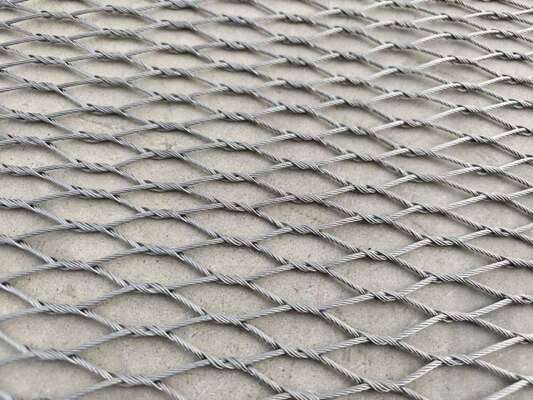 Longueur de rouleau 30 m ouverture de filet de fil d'avril 30 mm x 30 mm Maillage durable conçu pour les enclos d'oiseaux et la protection des aviaries